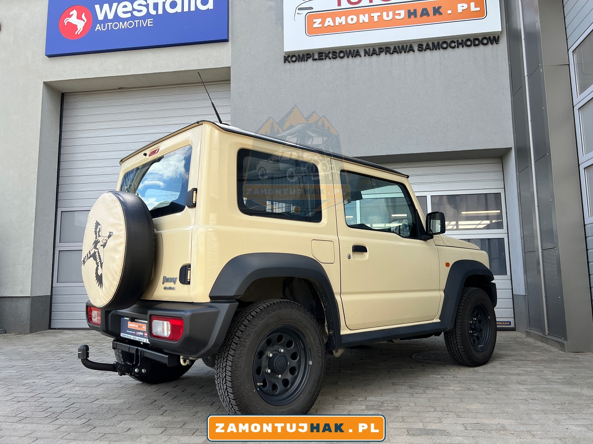 na zdjeciu suzuki jimny po montazu haka holowniczego wypinanego poziomo - idealnie dopasowany do samochodu